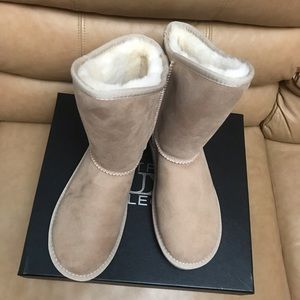 Australia Luxe Collective
Cosy Suede & Sheepskin-Lined Short Boots 👢